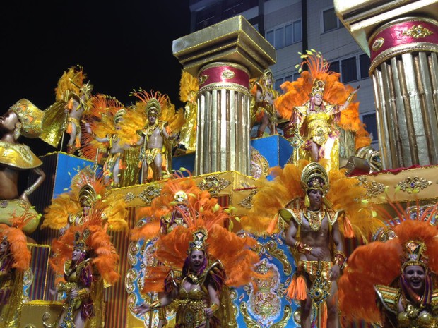 Aliança mostrou reinados e joias  (Foto: Murilo Souza/RBS TV)