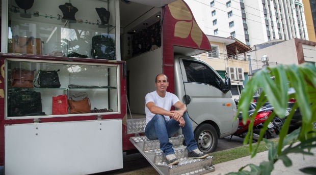 Victor Hugo Ferreira abriu uma loja no modelo convencional, mas optou pelo fashion truck por apresentar mais perspectivas de ganhos (Foto: Cris Castello Branco)