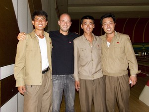 Gabriel Britto com norte-coreanos em Pyongyang (Foto: Arquivo pessoal)
