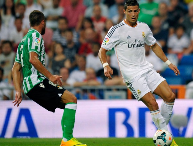 Javier Chica do Betis e Cristiano Ronaldo do Real Madrid (Foto: AFP)