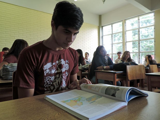 Após seis meses internado em estado grave, Léo voltou à escola e se prepara para o Enem. (Foto: Anna Tiago/G1)