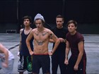 Harry Styles aparece sem camisa em trailer de filme sobre One Direction