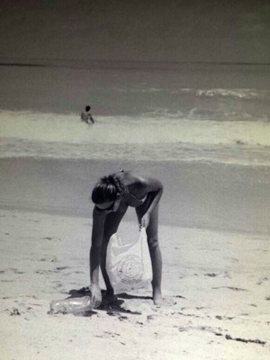 Ruth cata lixo na praia durante caminhada há 8 anos (Foto: Cecília Avelino/Acervo Pessoal)