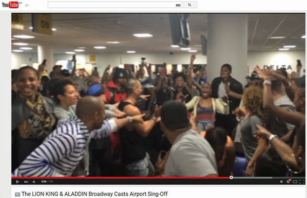 Preso em aeroporto de NY, elenco do musical 'O Rei Leão' faz improvisação enquanto aguarda voo (Foto: Reprodução/YouTube)