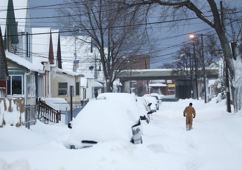 O estado de Nova York é acometido por intensa nevasca. Na cidade de Bufallo, rua residencial ficou intransitável. Em alguns locais, acúmulo de neve passou dos 2 metros de altura