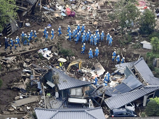 Equipes fazem operação de resgate na região onde uma casa foi destruída após o terremoto, na cidade de Minamiaso.  (Foto: Reuters)