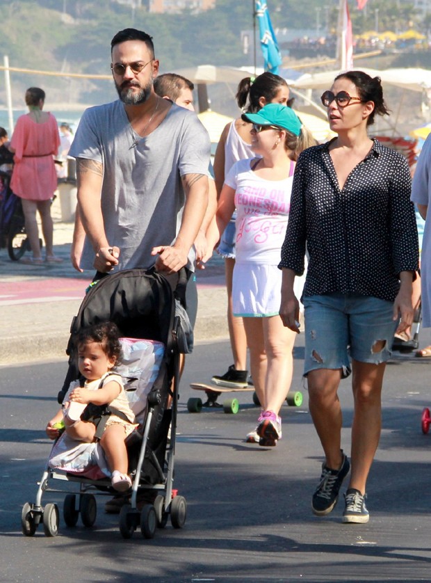 Carolina Ferraz com marido e filha (Foto: Delson Silva/AgNews)