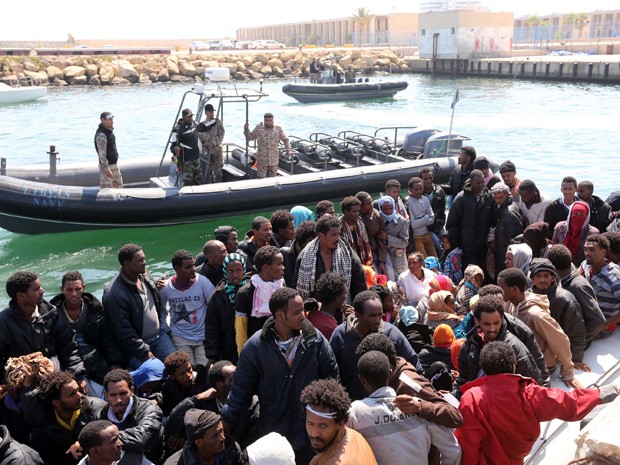 Migrantes foram encontrados próximos à costa da Líbia (Foto: Mahmud Turkia/AFP Photo)