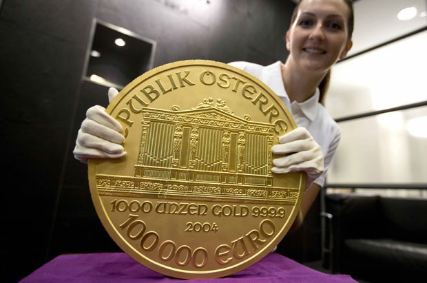 Moeda de ouro de 31 quilos foi exibida em Berlim. (Foto: Gero Breloer/AP)