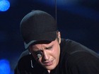 Justin Bieber se emociona e cai no choro após apresentação