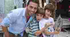 Nos bastidores, Henri se diverte com Lucas e seu filho em 'Flor' (Flor do Caribe / TV Globo)