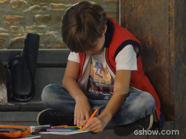 Ivan desenhando no Galpão Cultural (Foto: Em Família / TV Globo)