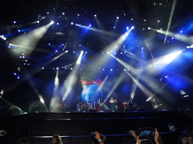 Artistas subiram ao palco para ensaiar últimos detalhes antes de apresentação (Foto: Tássia Thum)