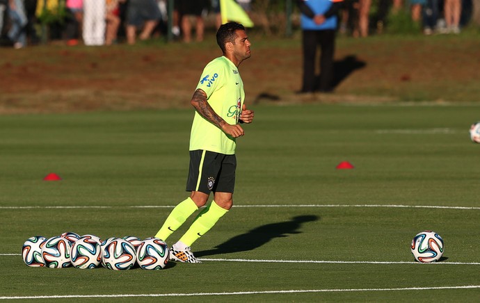 Daniel Alves no treino da seleção (Foto: Mowa Press)