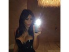 Kim Kardashian faz selfie e mostra decote ousado