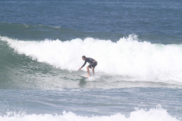 Vladimir Brichta surfa na praia da Macumba  (Foto: Dilson Silva / AgNews)