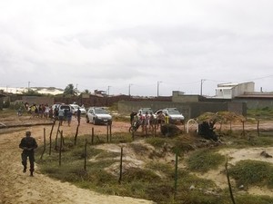 Corpos foram encontrados na manhã deste sábado (20) numa região utilizada como trilha de bugueiros próximo à comunidade da África, no bairro da Redinha (Foto: Eduardo Rodrigues/Inter TV Cabugi)