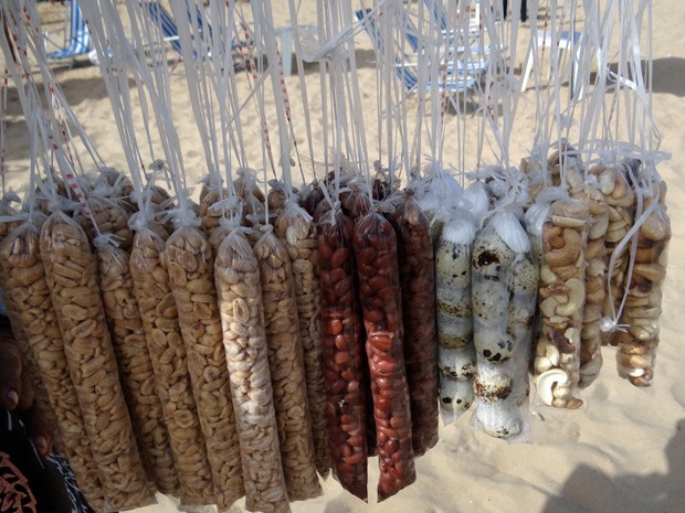 Ovo de codorna, amendoim, castanha: tem para todos os gostos na Praia de Boa Viagem. (Foto: Katherine Coutinho/G1)