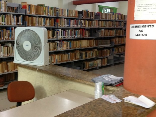 Central de ar-condicionado da Biblioteca Municipal de Porto Velho está estragada há três meses. (Foto: Flaviane Azambuja/G1)