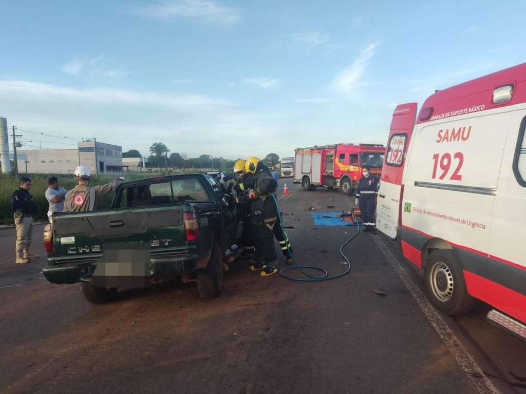 Caminhonete Bate Na Traseira De Semi Reboque E Duas Pessoas Ficam