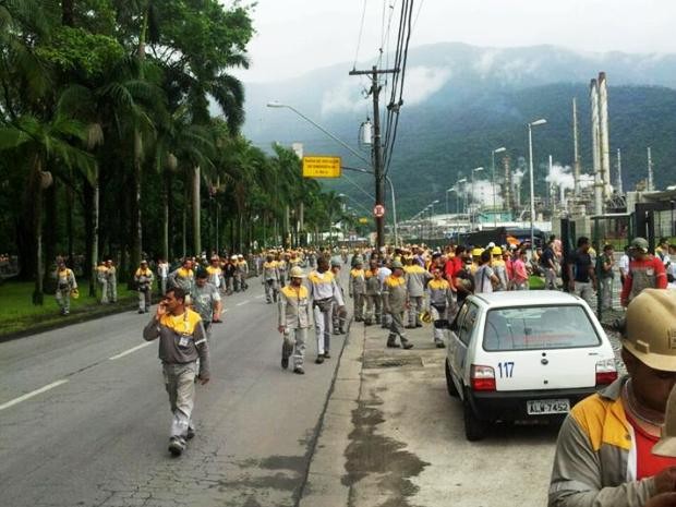 Funcionários de empresas da área industrial de Cubatão foram retirados (Foto: G1)
