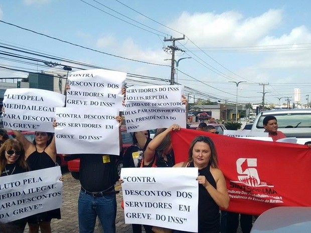 Manifestantes em greve do INSSfazem 'apitaço' em frente à Gerência Executiva do INSS, em São Luís (Foto: Robert Oliveira/ G1)