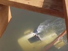 Caminhão fica submerso após cair em rio ao atravessar ponte em MT