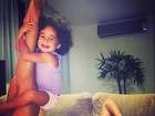 Scheila Carvalho mostra elasticidade em brincadeira com a filha