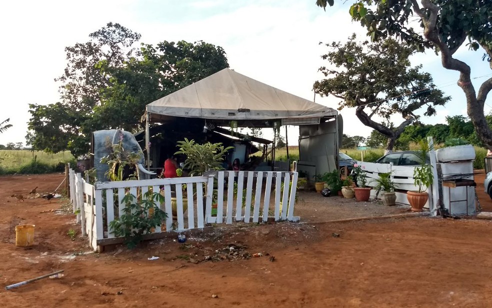 Tendas onde vivem, muitas vezes, mais de uma família. (Foto: Marília Marques/G1)