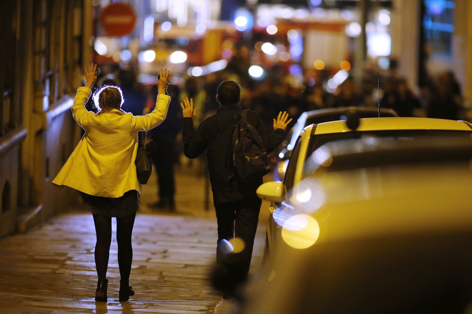 Pessoas levantam as mãos durante operação policial em rua próximas à avenida Champs Elysees, em Paris, onde houve um tiroteio na noite desta quinta-feira (20) (Foto: REUTERS/Benoit Tessier)