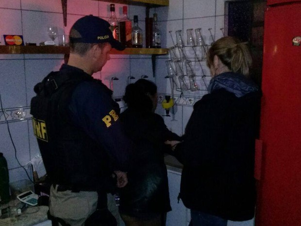 Paraguaia de 17 anos foi encontrada em casa de prostituição de Biguaçu (Foto: PRF/Divulgação)