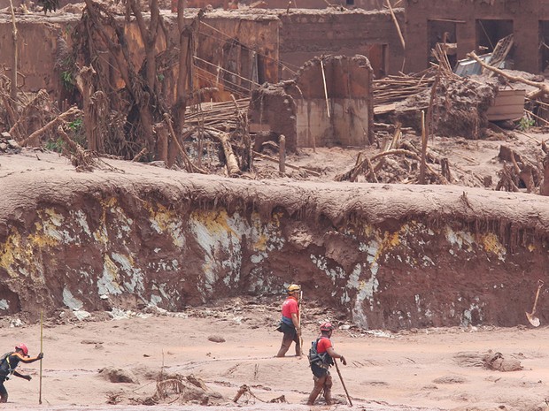 Bombeiros procuram por vítimas de rompimento da barragem em Bento Rodrigues, em Mariana (Foto: Márcio Fernandes/Estadão Conteúdo)