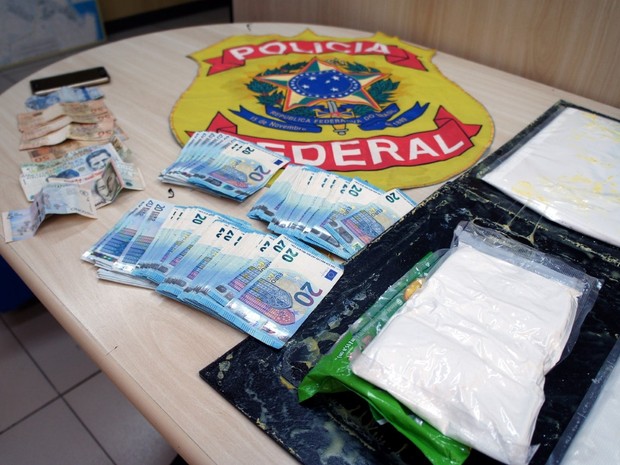 Droga foi encontrada no fundo falso de uma mala  (Foto: Divulgação/PF)