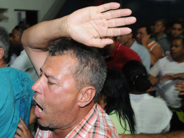 Cabo eleitoral incentiva a agressão (Foto: Carlos Alberto Silva/ Jornal A Gazeta)