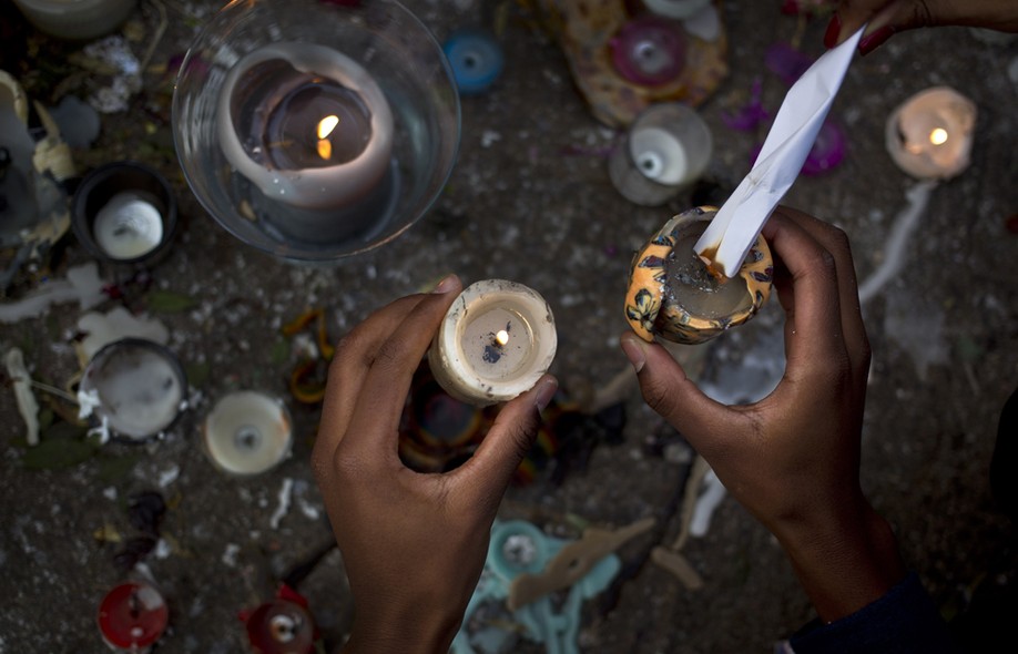 Pessoas acendem velas do lado de fora do hospital onde o ex-presidente da África do Sul, Nelson Mandela, está internado, na cidade de Pretória 