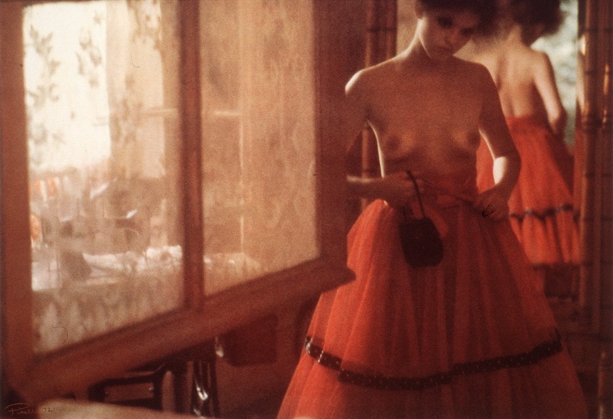 1972  - A fotógrafa Sarah Moon coloca pela primeira vez uma modelo de seios de fora em ensaio feito em Paris 