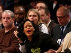 Rihanna assiste a jogo de basquete com Cara Delevingne