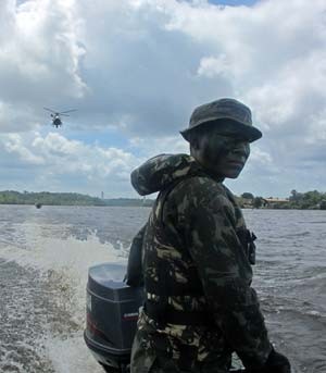 exercito_especial_soldado_barco_300 (Foto: Tahiane Stochero/G1)