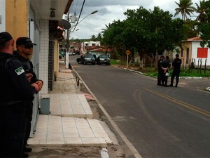 Policiais do BPChoque e Rocam isolaram todo o quarteirão (Foto: Rafael Barbosa/G1)