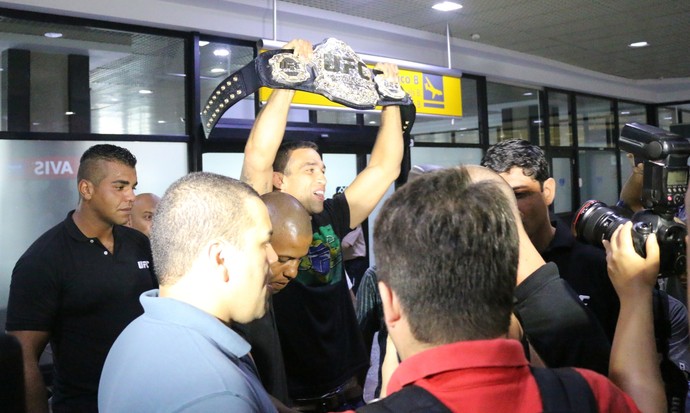 werdum chegada grêmio aeroporto porto alegre (Foto: Eduardo Deconto/GloboEsporte.com)