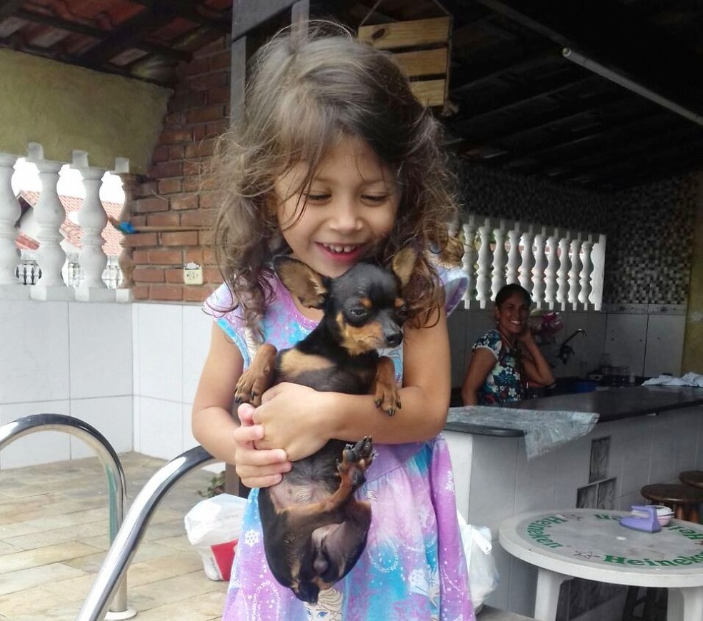  Ayla, de 4 anos, ficou ‘radiante’ com a volta de Jully (Foto: Arquivo Pessoal)
