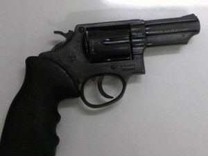 Dois revólveres calibre 38 foram apreendidos desde quarta-feira (4), em Itamaracá e no Curado (Foto: Divulgação/Assecom Seres)