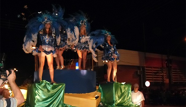 Domingo de Carnaval teve desfile conjunto de escolas de samba em Tibagi (Foto: Divulgação/ RPC TV)