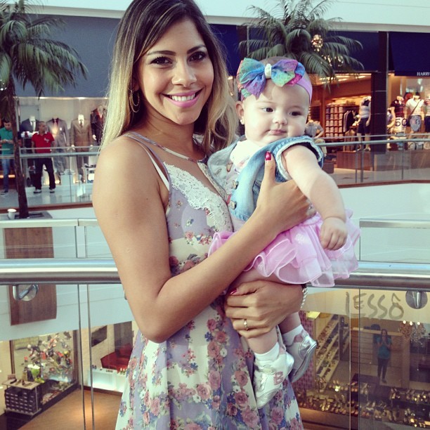 Ex-BBB Karla posa com a filha (Foto: Reprodução/Instagram)