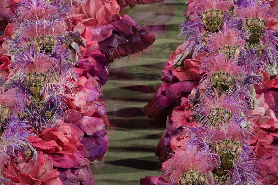 A ala das baianas da Mangueira perfumou a Sapucaí com um vestido de pétalas de rosa aromatizadas, que espalhavam o odor da flor pelo sambódromo 