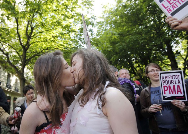 Francesas festejam aprovação do casamento gay (Foto: Christophe Ena/AP)