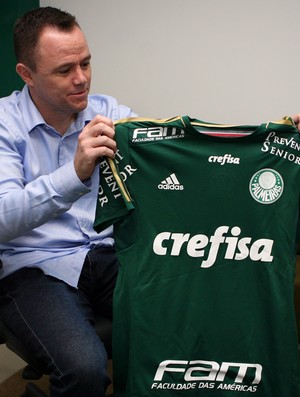 Auxiliar de Dunga visita o Palmeiras e conversa com profissionais da base