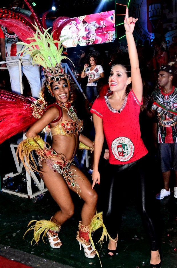 Paloma Bernardi se acaba de sambar em ensaio da Grande Rio (Foto: William Oda / AgNews)