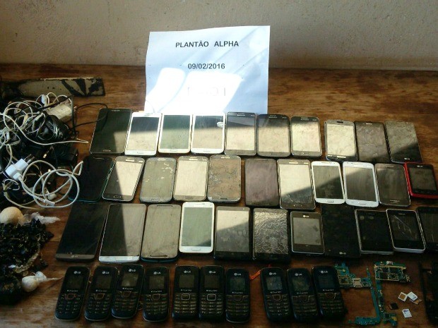 Agentes apreenderam 42 aparelhos de telefone celular, bem como dinheiro e droga. (Foto: Sindspen/Divulgação)