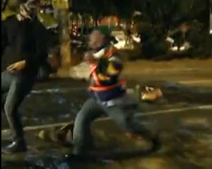 Flanelinha entra em confronto com black block (Foto: Reprodução/TV Globo)